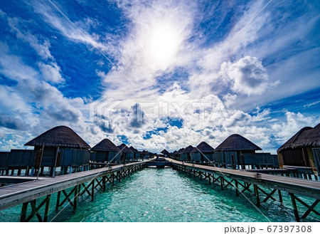 モルディブの水上コテージと壮大な大空 モルディブの水上コテージと壮大な大空 67397308