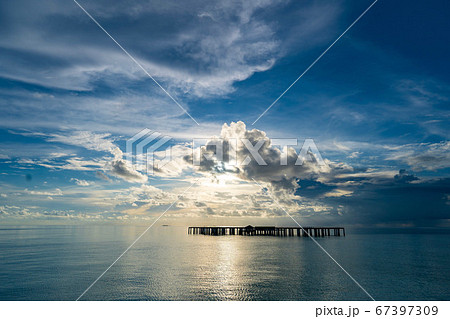 夕暮れ時のモルディブ海に浮かぶ建築途中の土台 夕暮れ時のモルディブ海に浮かぶ建築途中の土台 67397309