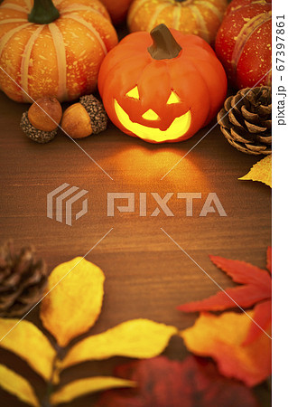 テーブル上のハロウィンイメージ 67397861