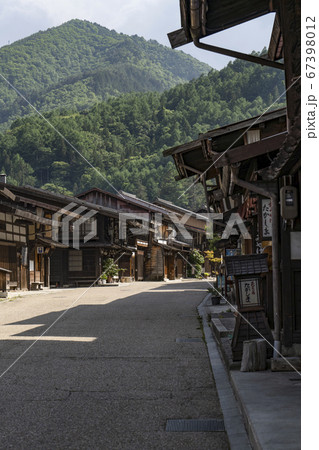 中山道木曽路　奈良井宿の風景 67398012