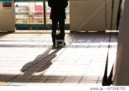 横浜桜木町駅、乗車待ちの男性・日本 横浜桜木町駅、乗車待ちの男性・日本 67398783