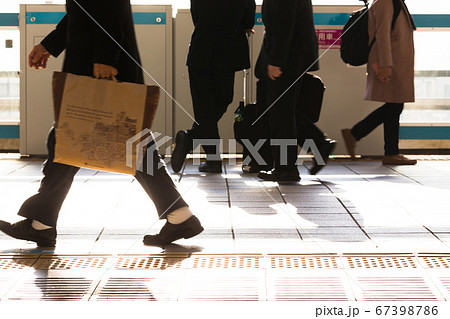 横浜、午後の桜木町駅構内・日本 横浜、午後の桜木町駅構内・日本 67398786