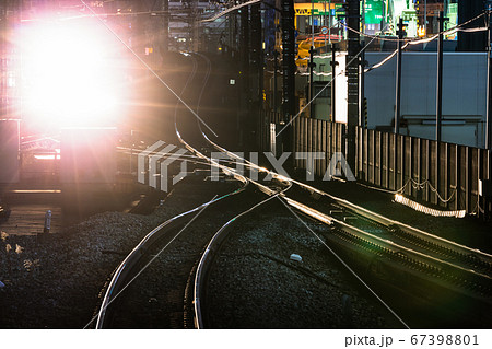 横浜桜木町駅、電車のライトと線路・日本 横浜桜木町駅、電車のライトと線路・日本 67398801