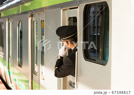 横浜桜木町駅、出発確認する乗務員・日本 67398817
