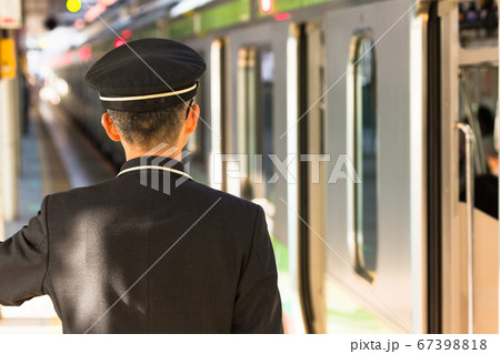 横浜桜木町駅、出発確認する駅員・日本 67398818