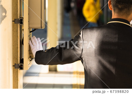 横浜桜木町駅、出発合図をする駅員・日本 横浜桜木町駅、出発合図をする駅員・日本 67398820