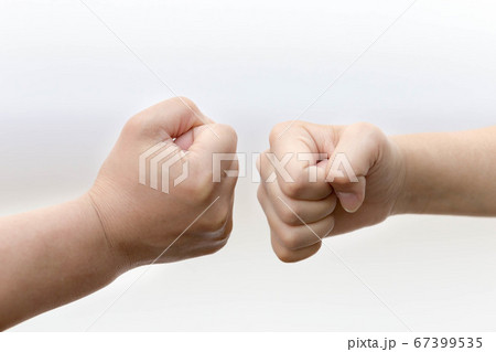 拳 こぶし 対決 67399535