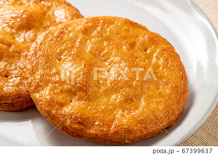 皿におかれた醤油せんべい。 67399637