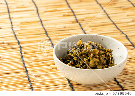 小鉢に入れられた高菜の油炒め。背景、すだれ。 67399646