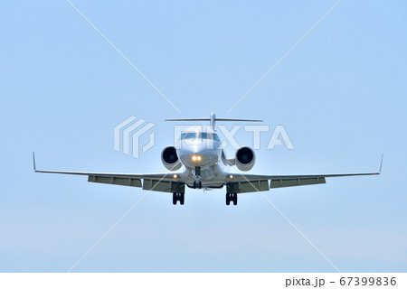 ファイナルアプローチ　ジェット旅客機　エアライン　ビジネスイメージ　スピードイメージ　 67399836