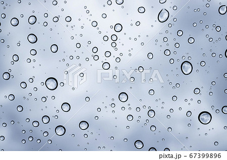 ガラスの綺麗な水滴 車のフロントガラスについた雨粒の写真素材