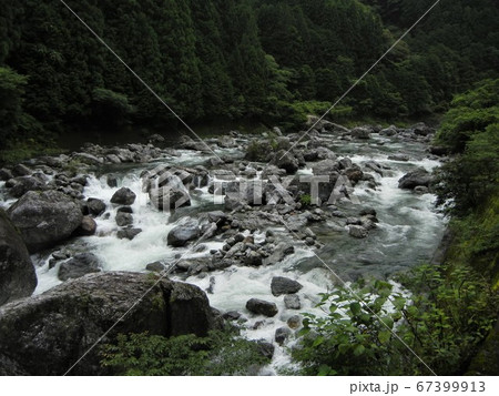 日本の川景色：仁淀川支流の安居渓谷を流れる清流安居川 67399913