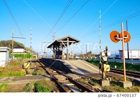 一畑電車の踏み切りとレトロな駅の木造ホームと秋晴れの青空の風景 … 島根県 松江市(快晴) 一畑電車の踏み切りとレトロな駅の木造ホームと秋晴れの青空の風景 … 島根県 松江市(快晴) 67400137