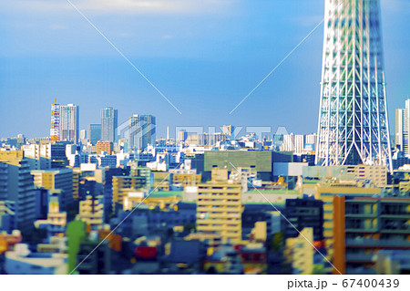高層階から撮影したミニチュア風の東京スカイツリーと周辺のビル群 67400439