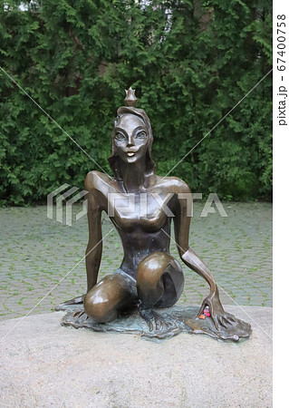 Sculpture bronze princess frog in the city of Sculpture bronze princess frog in the city of 67400758