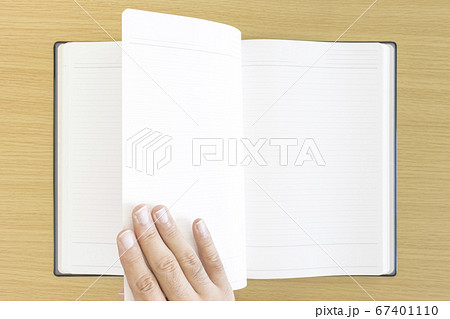 ノートのページをめくっている男の手の写真素材