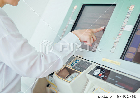 切符を買う女性 67401769