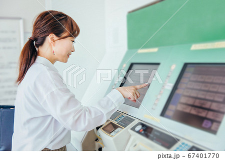 切符を買う女性 67401770