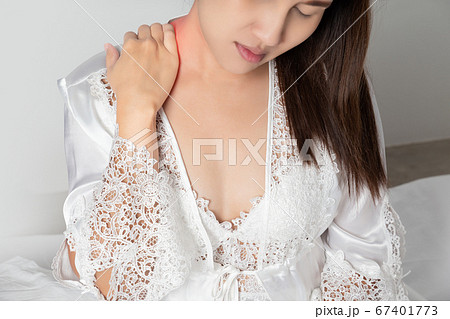 Shoulder pain or Dislocated shoulder in a woman 67401773