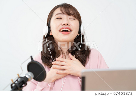歌い手　歌ってみた　YouTubeで歌を配信する若い女性 67401872