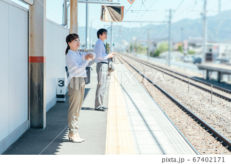 駅にいる女性 67402171