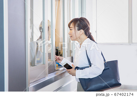 改札にいる女性 改札にいる女性 67402174