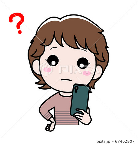 スマホを見て疑問を感じている女性 スマホを見て疑問を感じている女性 67402907