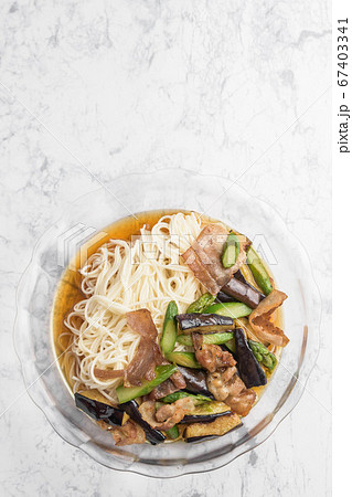 夏の味覚　茄子と豚肉の冷製そうめん 67403341