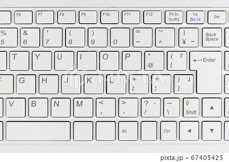 ハイアングルで撮影した白いノートパソコンのキーボード 67405425