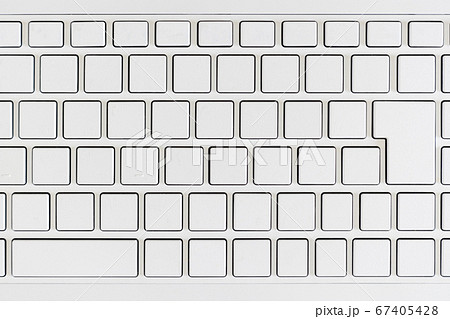 ハイアングルで撮影した白いノートパソコンのキーボード 67405428