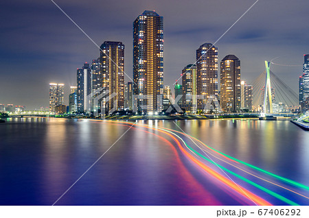 永代橋から光跡を入れた夜景 67406292