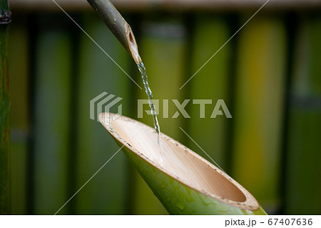 竹を背景にした水を受ける鹿威し 67407636