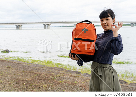 防災リュックを持つ女性 防災リュックを持つ女性 67408631