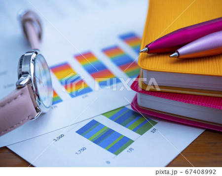 ビジネスイメージ・グラフ・手帳・女性 67408992