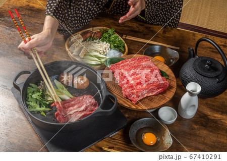 和牛すき焼き sukiyaki beef 和牛すき焼き sukiyaki beef 67410291