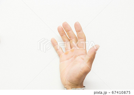 ゴツゴツした男性の手のタコの写真素材