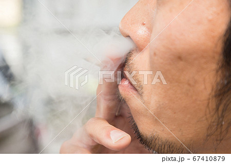 煙草を吸う男性の口元 煙草を吸う男性の口元 67410879