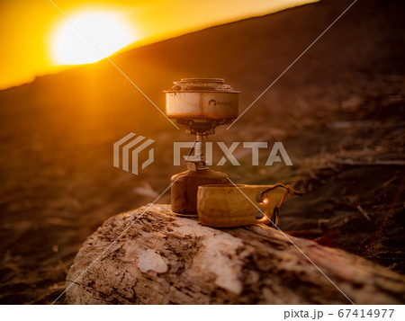 アウトドアでコーヒーを 67414977