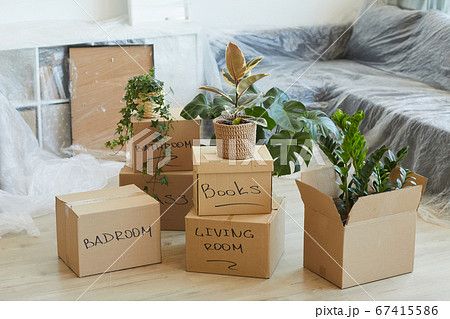 Packed things in the apartment 67415586