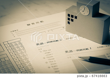 英語テストと学校 マークシートと解答用紙と校舎 教育と英語試験 英語テストと学校 マークシートと解答用紙と校舎 教育と英語試験 67416663