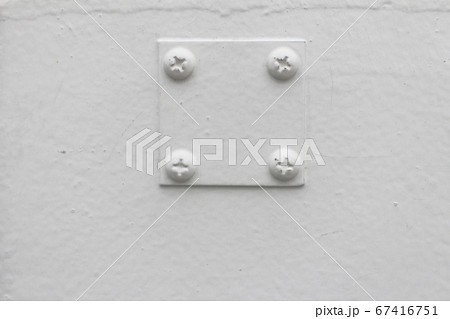 白いペンキでコーティングした鉄板とネジ 67416751