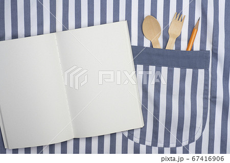 ノートとエプロンのポケットに入れたカトラリーとエンピツ ノートとエプロンのポケットに入れたカトラリーとエンピツ 67416906