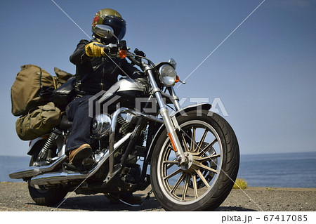 海岸を眺めるライダー 67417085