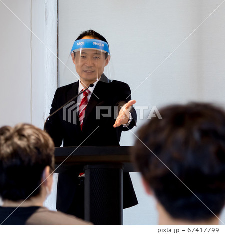 フェイスガードをしながら説明する講師（飛沫感染防止） 67417799