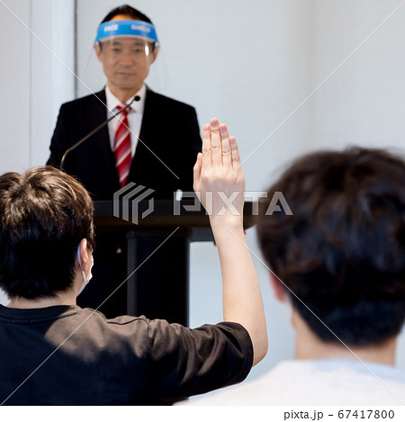 フェイスガードをしながら説明する講師(飛沫感染防止) フェイスガードをしながら説明する講師(飛沫感染防止) 67417800