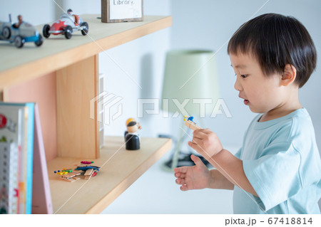 小さい男の子が子供部屋で一人で遊んでいる　boy kids 虐待 67418814
