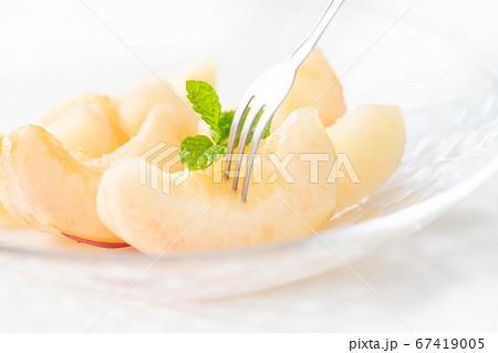 切り分けた桃（山梨県産白鵬） 67419005