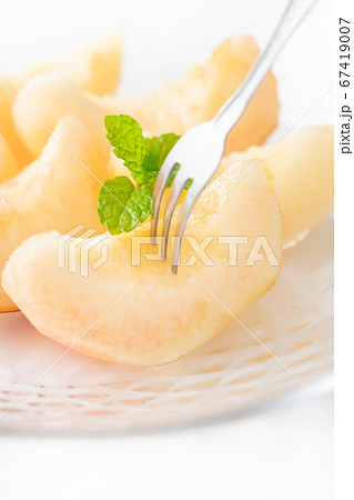 切り分けた桃（山梨県産白鵬） 67419007