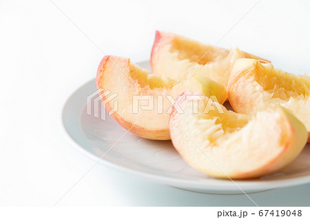 切り分けた桃（山梨県産白鵬） 67419048