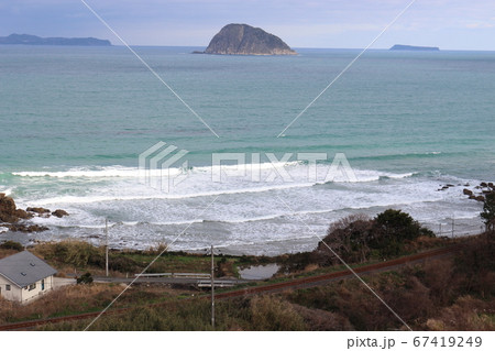 山陰本線沿いから眺める鯖島、尾島、相島 67419249